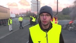 "Желтые жилеты" протестуют на улицах Франции против роста акцизов на топливо "Желтые жилеты" протестуют на улицах Франции против роста акцизов на топливо