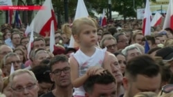 В Польше – массовые протесты против правящей партии "Право и справедливость" В Польше – массовые протесты против правящей партии "Право и справедливость"