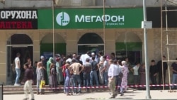 Люди в Таджикистане стоят в очереди за сим-картами Люди в Таджикистане стоят в очереди за сим-картами