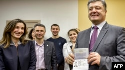 Петр Порошенко с новым биометрическим паспортом гражданина Украины, январь 2015 года