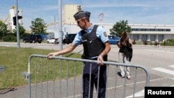 Полиция на месте взрыва на заводе в Сан-Квентине-Фалавье неподалеку от Лиона, Франция