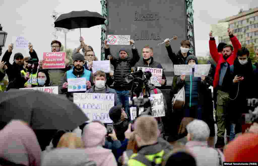 Участники акции скандировали "Отпускай!", требуя освободить политзаключенных, и "Отменяй!", выступая за отмену результатов электронного голосования в Москве