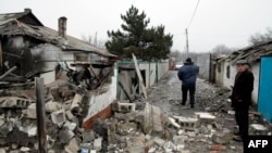 Жители одной из деревень в окрестностях Донецка, попавшей под обстрел