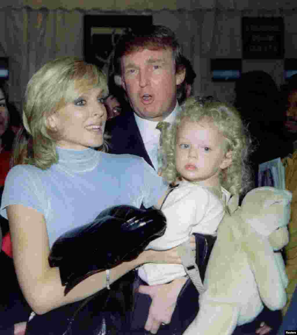 Трамп и Марла Мейплс с дочерью Тиффани в 1995 году. Супруги развелись в 1999 году 