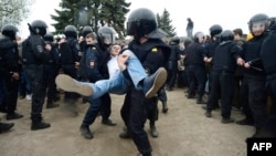 Аресты протестующих в Петербурге на Марсовом поле 12 июня