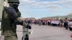 "Мы – мирные!" Собравшиеся у Дома правительства в Минске обнимают военных и дарят им цветы "Мы – мирные!" Собравшиеся у Дома правительства в Минске обнимают военных и дарят им цветы