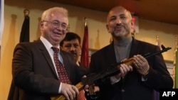 Посол РФ в Афганистане Александр Мантицкий передает партию автоматов советнику по вопросам национальной безопасности Ганифу Атмару 24 февраля 2016 года