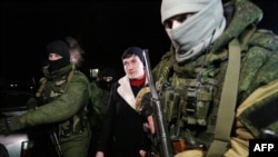 Надежда Савченко во время поездки в Донецк