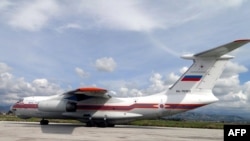 Российский самолет в сирийском аэропорту Латакия