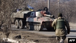 Украинский танк неподалеку от Артемовска 22 февраля 2015 г