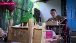 Мальчик-инвалид строит замки из ... палочек от мороженого Мальчик-инвалид строит замки из ... палочек от мороженого