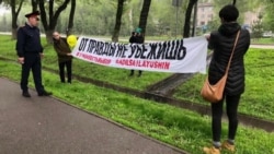 Задержанные с баннером "От правды не убежишь" казахстанские активисты арестованы на 15 суток Задержанные с баннером "От правды не убежишь" казахстанские активисты арестованы на 15 суток