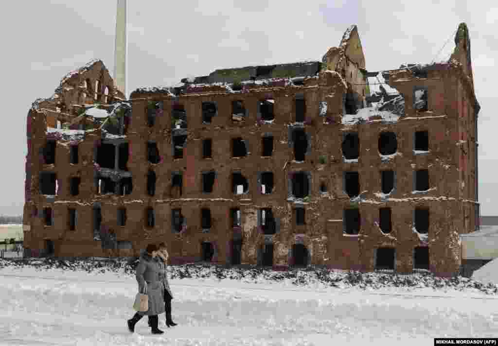 Однако часть руин была специально сохранена для напоминания о боях 1942-1943 годов (фото сделано в 2013 году). 