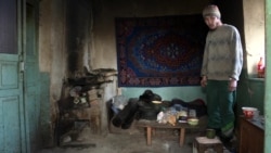 Односельчане помогают больному шизофренией, у которого отбирают дом Односельчане помогают больному шизофренией, у которого отбирают дом