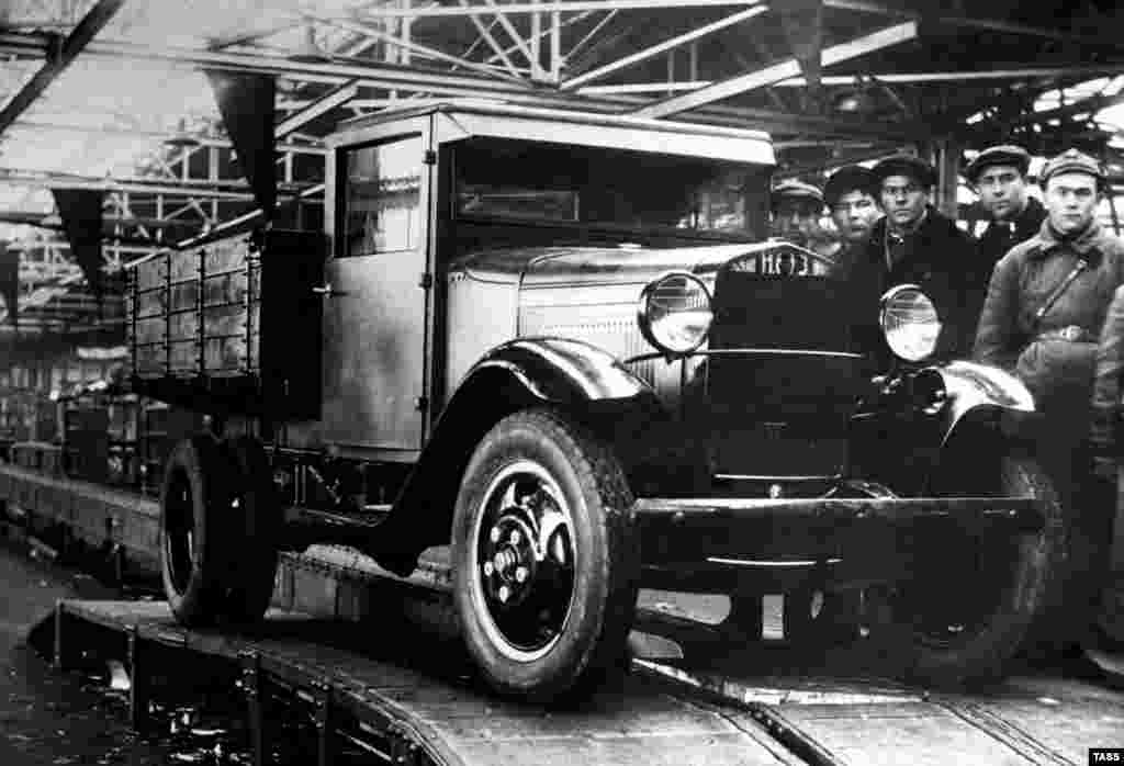 Первый грузовик марки ГАЗ сошел с конвейера в СССР в 1932 году. Тремя годами ранее американский промышленник Генри Форд подписал контракт с еще не до конца оперившимся Советским Союзом о создании завода в России. Поэтому ГАЗ можно считать лицензионной копией грузовика Ford