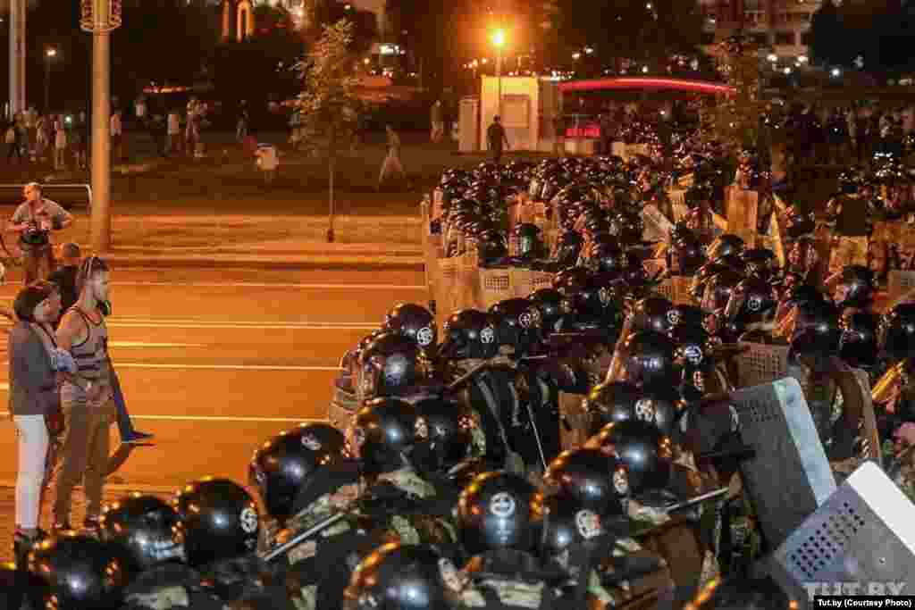 Власти еще днем начали готовиться к возможным протестам в Минске: в город была введена военная техника и дополнительные отряды ОМОНа. К закрытию участков в Минске перекрыли центральные улицы и закрыли станции метро в центре города. Также в Минске и других городах Беларуси весь день выборов "глушили" интернет.  Демонстранты вечером 9 августа в Минске на проспекте Победителей