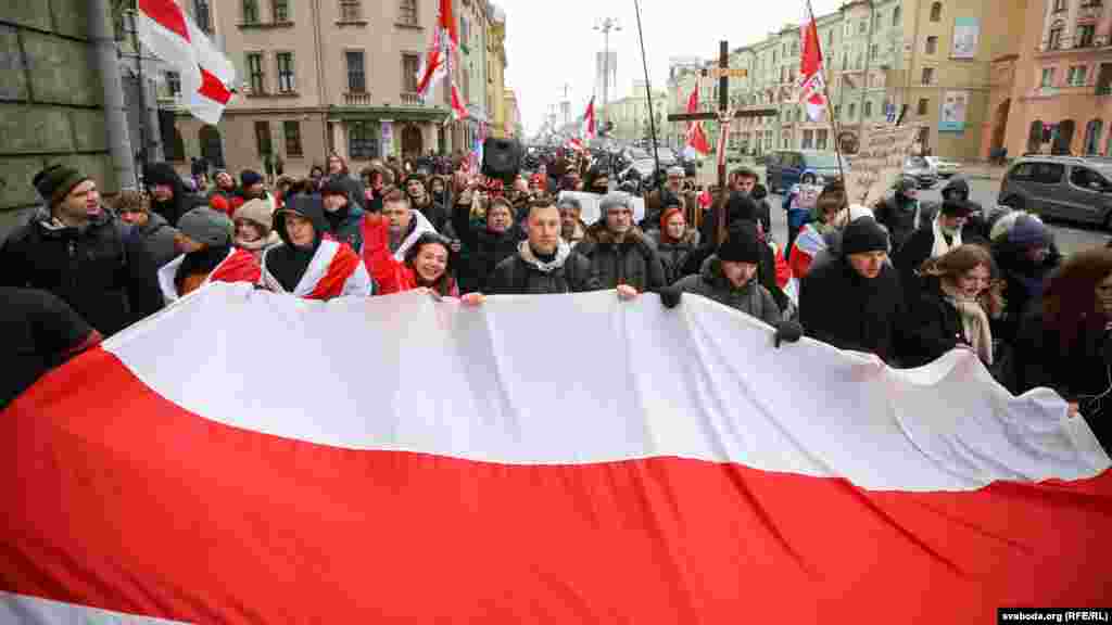 Участники акции протеста в Минске 7 декабря 2019 года прошли несанкционированным шествием по центру города. Колонна, в которой было до тысячи человек, шла по тротуарам, соблюдая правила дорожного движения. Фото: svaboda.org (RFE/RL)