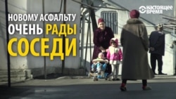 Пенсионерка в Душанбе положила асфальт на дорогу на своей улице вместо властей Пенсионерка в Душанбе положила асфальт на дорогу на своей улице вместо властей