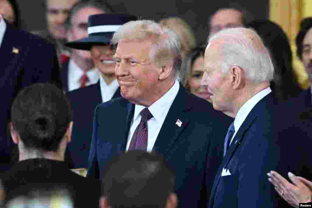 Перед принесением присяги у Трампа и его жены Мелании (стояла за спиной Трампа) было чаепитие с семьей покидающего Белый дом Джо Байдена – это традиционное мероприятие при смене президентов (при этом сам Трамп при вступлении Байдена в должность в 2021 году на его инаугурацию не пришел). Байден, сменивший Трампа после его в первого срока, в первый день отменил девять распоряжений своего предшественника, в том числе вернул США во Всемирную организацию здравоохранения и Парижское соглашение по климату, а также остановил строительство стены на границе с Мексикой.