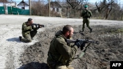 Пророссийские сепаратисты на позициях в Широкино под Мариуполем