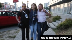 Раненая Наталья Лубневская с коллегами 10 августа 2020 года