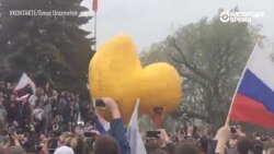 "Над толпою в Петербурге гордо реет"... желтая резиновая утка "Над толпою в Петербурге гордо реет"... желтая резиновая утка