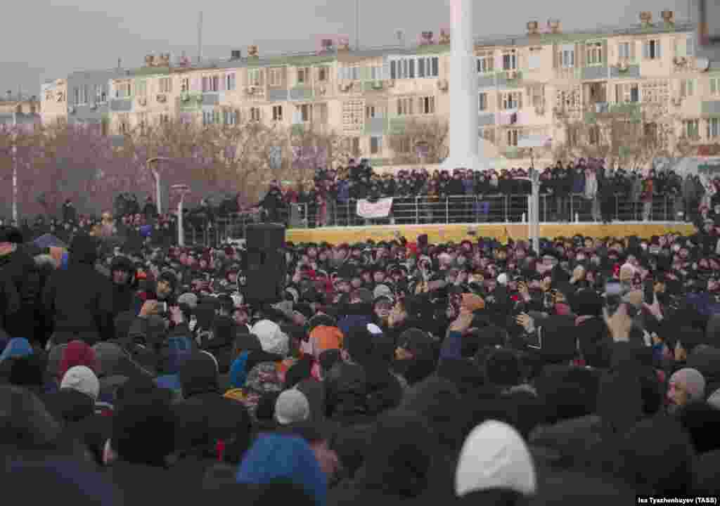 В Актау введено чрезвычайное положение, но протестующих это не остановило. Люди скандировали "Правительство в отставку" и "Старик, уходи", требуя от Нурсултана Назарбаева окончательно уйти из политики