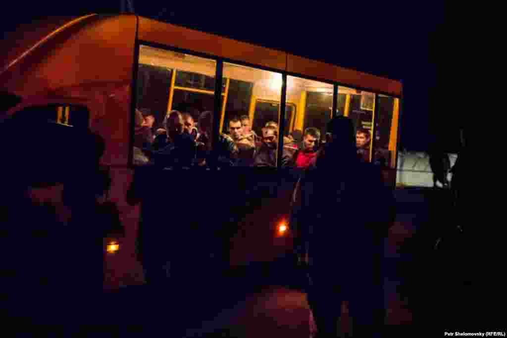 Донецк, обмен пленными между сепаратистами "ДНР" и киевскими силовиками, представители "ДНР" отпустили 16 человек. Фото Петр Шеломовский, "Настоящее время" 