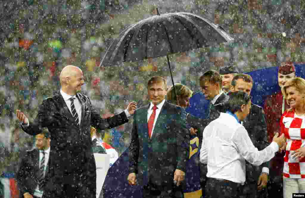 Во время награждения чемпионов мира по футболу пошел ливень. Президенты Франции и Хорватии поздравляли футболистов под дождем. Зонтик охрана держала сперва только над российским президентом Владимиром Путиным