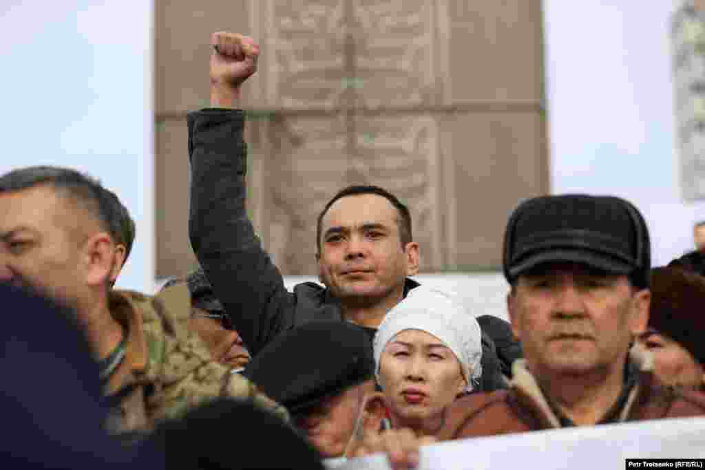 Второго января в Казахстане начались массовые протесты в связи с повышением цены на сжиженный газ. Постепенно они охватили всю страну. Власти Казахстана вначале заявили, что на Алматы напали "20 тысяч террористов" (впоследствии МВД уточнило, что речь идет об общем числе участников акций протеста в городе), якобы подготовленных за рубежом, в связи с чем Токаев обратился к блоку ОДКБ с просьбой о помощи