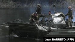 Украинские военные на реке в Донецкой области, 2 октября, 2022 г.