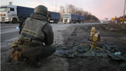 "Сломались, пацаны? Может, оттащить на Россию обратно?" Украинцы разговаривают с российскими военными, которые вторглись в Украину "Сломались, пацаны? Может, оттащить на Россию обратно?" Украинцы разговаривают с российскими военными, которые вторглись в Украину