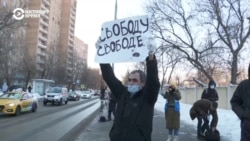"Вы убираете плакат, либо вы идете с нами". У Мосгорсуда задержали мужчину с плакатом "Свободу свободе" "Вы убираете плакат, либо вы идете с нами". У Мосгорсуда задержали мужчину с плакатом "Свободу свободе"