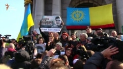 Мать и сестра Надежды Савченко выступили на Майдане Мать и сестра Надежды Савченко выступили на Майдане