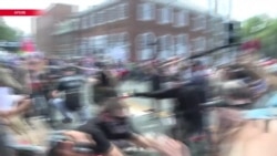 Годовщина беспорядков в Шарлотсвилле переросла в акцию против сторонников "белого превосходства" Годовщина беспорядков в Шарлотсвилле переросла в акцию против сторонников "белого превосходства"