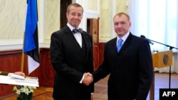 Президент Эстонии Тоомас Хенрик Ильвес пожимает руку Эстону Кохверу, задержанному в России и также обвиненному в шпионаже