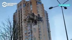 Прямое попадание российского снаряда в дом в Киеве утром 25 февраля Прямое попадание российского снаряда в дом в Киеве утром 25 февраля