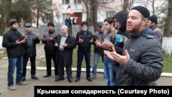 Пикет крымскотатарских активистов в Симферополе