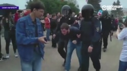 Задержания в Петербурге, полиция несет и ведет протестующих Задержания в Петербурге, полиция несет и ведет протестующих