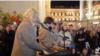 В Петербурге задержали уличных музыкантов, исполнявших антипутинские песни Монеточки и Noize MC: их скандировала толпа на Невском проспекте