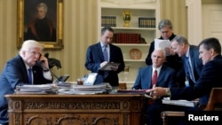 Дональд Трамп во время первого телефонного разговора с Владимиром Путиным, 28 января 2017