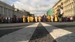 В Петербурге прошло шествие в честь перенесения мощей Александра Невского В Петербурге прошло шествие в честь перенесения мощей Александра Невского