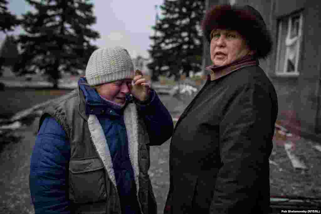 Местные жительницы рядом с разрушенным горсоветом. Дебальцево, Донецкая область Украины. 3 февраля 2015 