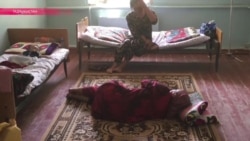 Таджикский роддом: женщины спят на полу, воду пациенты носят в канистрах Таджикский роддом: женщины спят на полу, воду пациенты носят в канистрах