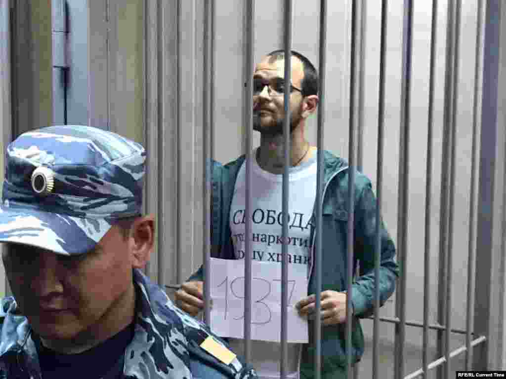 34-летний Алексей Миняйло был впервые задержан 14 июля на акции возле Московской городской избирательной комиссии. Тогда сотрудники полиции жестко задержали Любовь Соболь, а Миняйло, по его словам, пытался им помешать. Его избили и отправили в спецприемник, он две недели держал голодовку