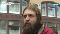 "Это они преступники, понимаете?" Актер Александр Ильин объясняет, почему стоит в пикете в поддержку Устинова "Это они преступники, понимаете?" Актер Александр Ильин объясняет, почему стоит в пикете в поддержку Устинова