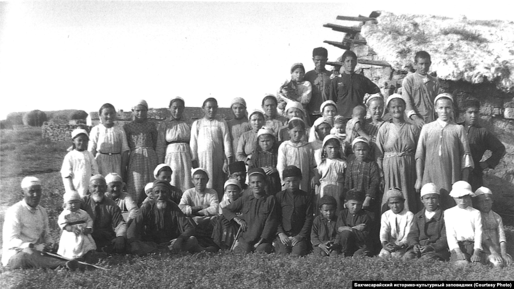 Жители села. Степной Крым, 1920-е В крымской степи скотоводство сочеталось с земледелием. Начало сева, время снятия урожая в общине происходило в один день и определялось советом старших. Пословица крымских татар "косить – раскачиваться, жать – приседать, а вот на яйле только сыр прессуют" означала, что труд земледельца считался более тяжелым, чем труд скотовода
