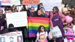 Бишкек: на марш за права женщин, детей и ЛГБТ вышли десятки человек Бишкек: на марш за права женщин, детей и ЛГБТ вышли десятки человек