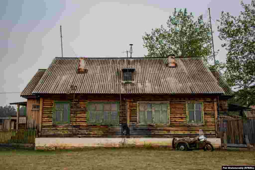 Главное здание аэропорта "Хужир" много лет не знало ремонта. Левая часть здания – касса и "зал ожидания" для пассажиров. В правой части живут Владимир и его жена.