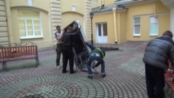 В Петербурге снесли памятник Стиву Джобсу из-за заявлений Тима Кука В Петербурге снесли памятник Стиву Джобсу из-за заявлений Тима Кука